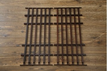 中古　美品　和の品格感じる佇まいが魅力的な格子引戸の水屋箪笥　(R-085260)