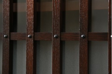 中古　美品　和の品格感じる佇まいが魅力的な格子引戸の水屋箪笥　(R-085260)