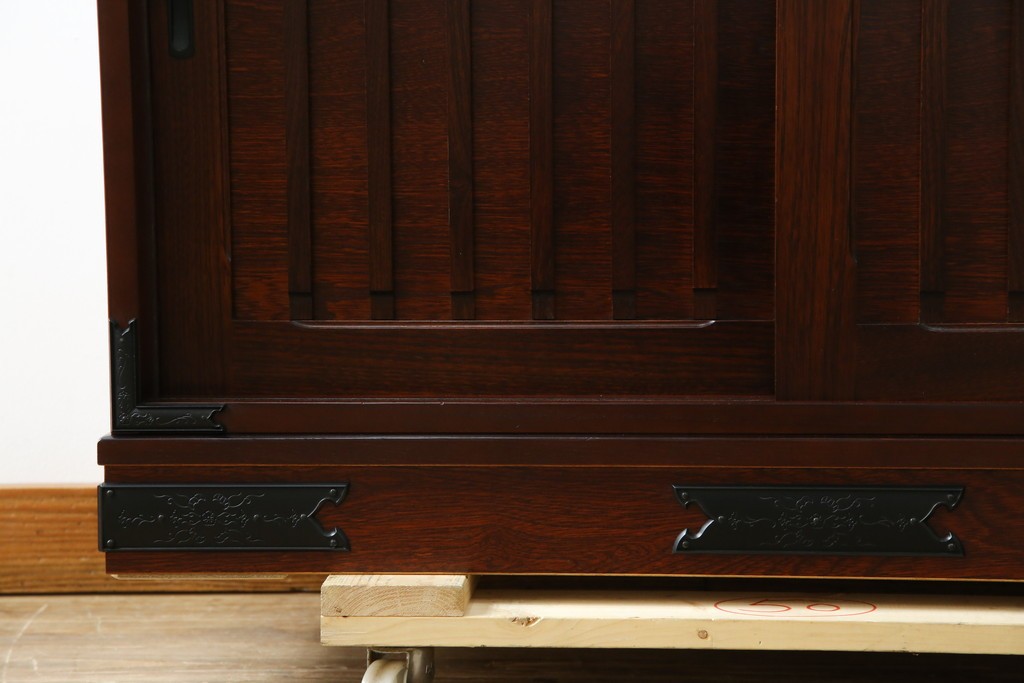 中古　美品　和の品格感じる佇まいが魅力的な格子引戸の水屋箪笥　(R-085260)