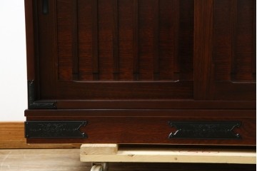 中古　美品　和の品格感じる佇まいが魅力的な格子引戸の水屋箪笥　(R-085260)