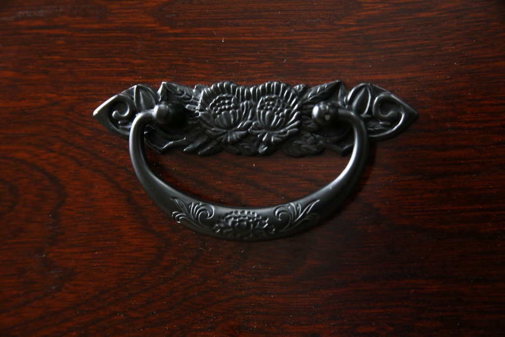 中古　美品　和の品格感じる佇まいが魅力的な格子引戸の水屋箪笥　(R-085260)