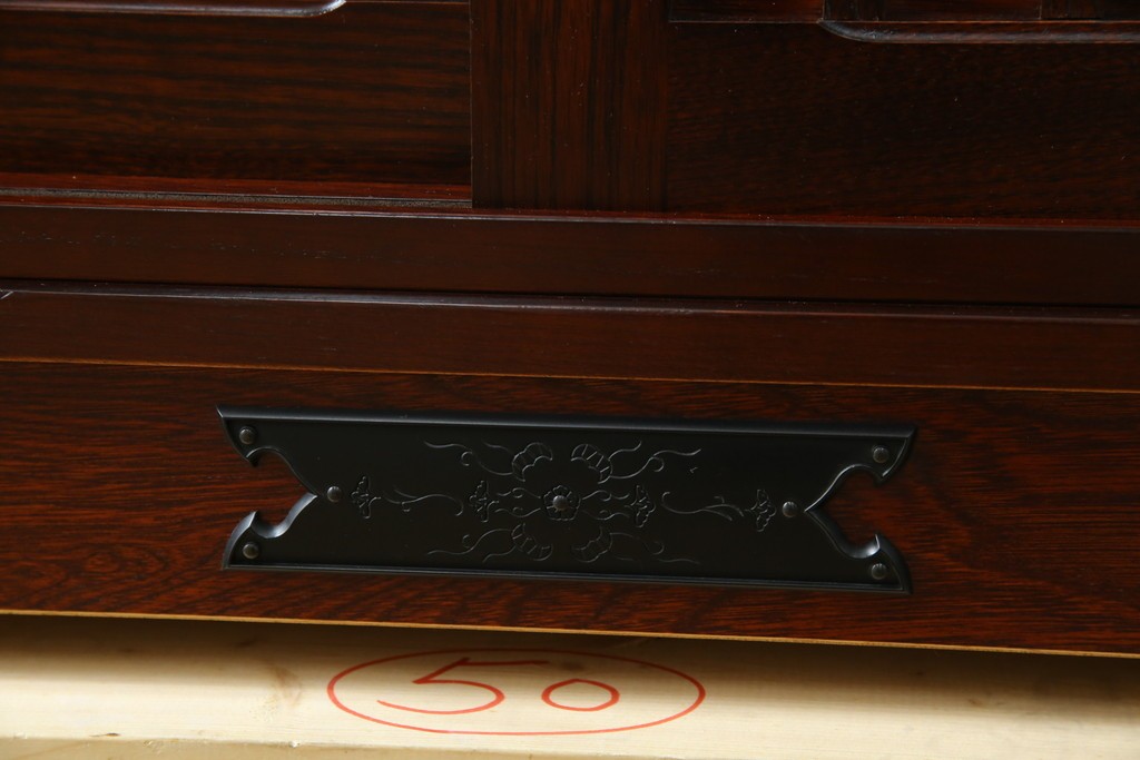 中古　美品　和の品格感じる佇まいが魅力的な格子引戸の水屋箪笥　(R-085260)