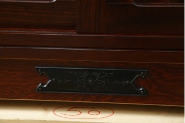 中古　美品　和の品格感じる佇まいが魅力的な格子引戸の水屋箪笥　(R-085260)