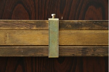 中古　美品　和の品格感じる佇まいが魅力的な格子引戸の水屋箪笥　(R-085260)