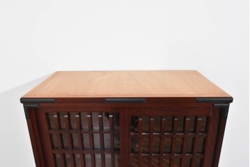 中古　美品　和の品格感じる佇まいが魅力的な格子戸付き水屋箪笥サイドボード　(R-085261)