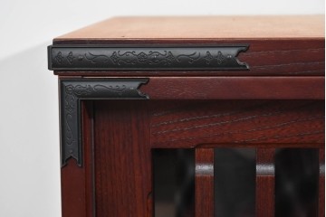 中古　美品　和の品格感じる佇まいが魅力的な格子戸付き水屋箪笥サイドボード　(R-085261)