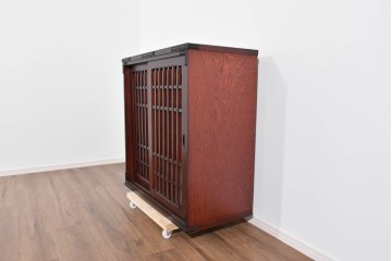 中古　美品　和の品格感じる佇まいが魅力的な格子戸付き水屋箪笥サイドボード　(R-085261)