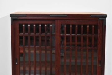 中古　美品　和の品格感じる佇まいが魅力的な格子戸付き水屋箪笥サイドボード　(R-085261)