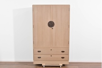 中古　名店‼　桔梗屋箪笥店　伝統工芸師 加藤隆康作　松竹梅文の金具が上品な桐箪笥　(R-085263)