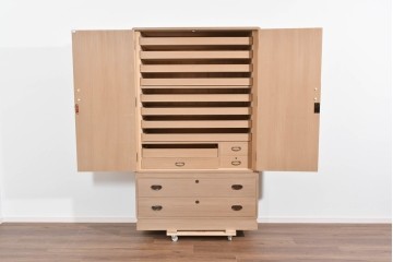 中古　名店‼　桔梗屋箪笥店　伝統工芸師 加藤隆康作　松竹梅文の金具が上品な桐箪笥　(R-085263)