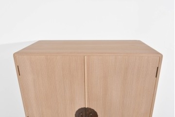 中古　名店‼　桔梗屋箪笥店　伝統工芸師 加藤隆康作　松竹梅文の金具が上品な桐箪笥　(R-085263)