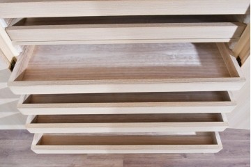 中古　名店‼　桔梗屋箪笥店　伝統工芸師 加藤隆康作　松竹梅文の金具が上品な桐箪笥　(R-085263)