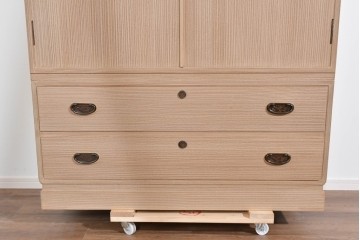 中古　名店‼　桔梗屋箪笥店　伝統工芸師 加藤隆康作　松竹梅文の金具が上品な桐箪笥　(R-085263)