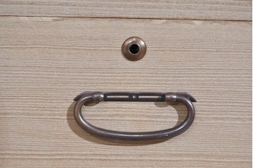 中古　名店‼　桔梗屋箪笥店　伝統工芸師 加藤隆康作　松竹梅文の金具が上品な桐箪笥　(R-085263)