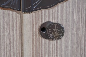 中古　名店‼　桔梗屋箪笥店　伝統工芸師 加藤隆康作　松竹梅文の金具が上品な桐箪笥　(R-085263)