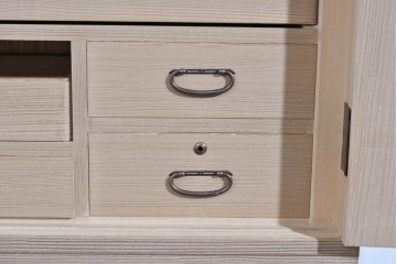 中古　名店‼　桔梗屋箪笥店　伝統工芸師 加藤隆康作　松竹梅文の金具が上品な桐箪笥　(R-085263)