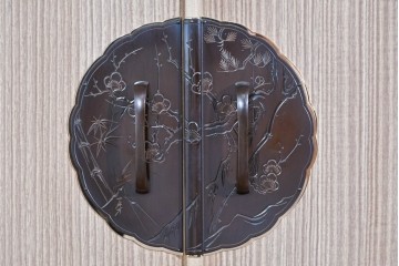 中古　名店‼　桔梗屋箪笥店　伝統工芸師 加藤隆康作　松竹梅文の金具が上品な桐箪笥　(R-085263)