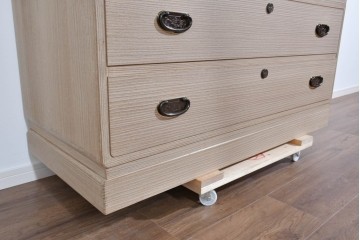 中古　名店‼　桔梗屋箪笥店　伝統工芸師 加藤隆康作　松竹梅文の金具が上品な桐箪笥　(R-085263)