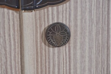 中古　名店‼　桔梗屋箪笥店　伝統工芸師 加藤隆康作　松竹梅文の金具が上品な桐箪笥　(R-085263)