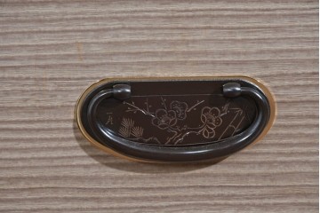 中古　名店‼　桔梗屋箪笥店　伝統工芸師 加藤隆康作　松竹梅文の金具が上品な桐箪笥　(R-085263)