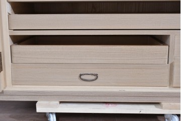 《脚(台輪)取り付け加工費込み》　中古　名店‼ 　桔梗屋箪笥店　伝統工芸師  加藤隆康作　豊富な収納を備えた桐箪笥　(R-085264)