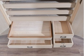 《脚(台輪)取り付け加工費込み》　中古　名店‼ 　桔梗屋箪笥店　伝統工芸師  加藤隆康作　豊富な収納を備えた桐箪笥　(R-085264)