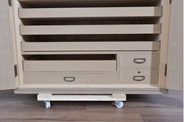 《脚(台輪)取り付け加工費込み》　中古　名店‼ 　桔梗屋箪笥店　伝統工芸師  加藤隆康作　豊富な収納を備えた桐箪笥　(R-085264)