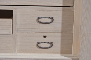 《脚(台輪)取り付け加工費込み》　中古　名店‼ 　桔梗屋箪笥店　伝統工芸師  加藤隆康作　豊富な収納を備えた桐箪笥　(R-085264)