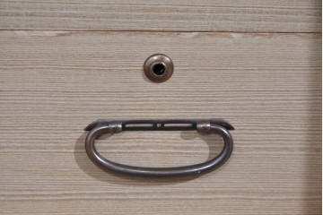 《脚(台輪)取り付け加工費込み》　中古　名店‼ 　桔梗屋箪笥店　伝統工芸師  加藤隆康作　豊富な収納を備えた桐箪笥　(R-085264)