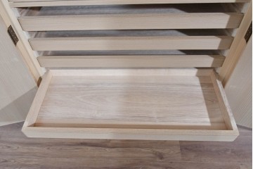 《脚(台輪)取り付け加工費込み》　中古　名店‼ 　桔梗屋箪笥店　伝統工芸師  加藤隆康作　豊富な収納を備えた桐箪笥　(R-085264)