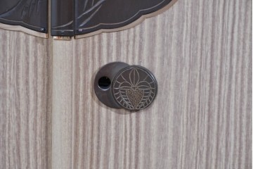 《脚(台輪)取り付け加工費込み》　中古　名店‼ 　桔梗屋箪笥店　伝統工芸師  加藤隆康作　豊富な収納を備えた桐箪笥　(R-085264)