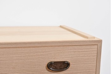 《天板取り付け加工費込み》中古　名店‼ 　桔梗屋箪笥店　伝統工芸師  加藤隆康作　品のある木目が際立つ桐箪笥ローチェスト　(R-085265)