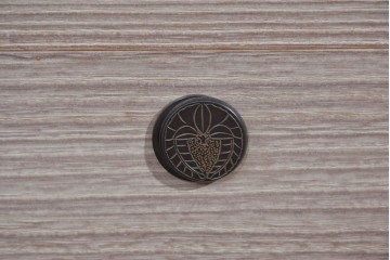 《天板取り付け加工費込み》中古　名店‼ 　桔梗屋箪笥店　伝統工芸師  加藤隆康作　品のある木目が際立つ桐箪笥ローチェスト　(R-085265)