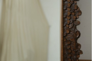 中古　美品　伝統工芸　軽井沢彫り　豪華な桜の立体彫刻が美しい特大鏡　(R-085266)