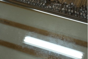 中古　美品　伝統工芸　軽井沢彫り　豪華な桜の立体彫刻が美しい特大鏡　(R-085266)