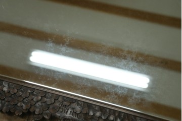 中古　美品　伝統工芸　軽井沢彫り　豪華な桜の立体彫刻が美しい特大鏡　(R-085266)