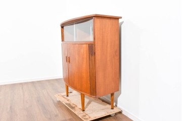 イギリスヴィンテージ　激レア　Hunters of Derby(ハンターズ オブ ダービー)　チーク材　希少な湾曲デザインがお洒落な両面使いのカクテルキャビネット　(R-085267)