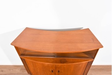 イギリスヴィンテージ　激レア　Hunters of Derby(ハンターズ オブ ダービー)　チーク材　希少な湾曲デザインがお洒落な両面使いのカクテルキャビネット　(R-085267)