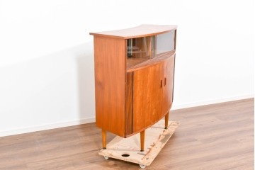 イギリスヴィンテージ　激レア　Hunters of Derby(ハンターズ オブ ダービー)　チーク材　希少な湾曲デザインがお洒落な両面使いのカクテルキャビネット　(R-085267)