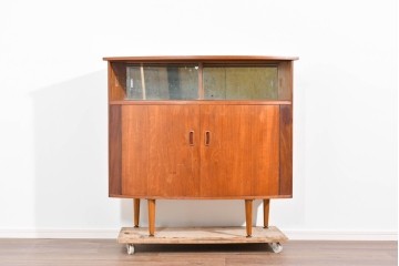 イギリスヴィンテージ　激レア　Hunters of Derby(ハンターズ オブ ダービー)　チーク材　希少な湾曲デザインがお洒落な両面使いのカクテルキャビネット　(R-085267)