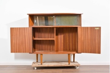 イギリスヴィンテージ　激レア　Hunters of Derby(ハンターズ オブ ダービー)　チーク材　希少な湾曲デザインがお洒落な両面使いのカクテルキャビネット　(R-085267)