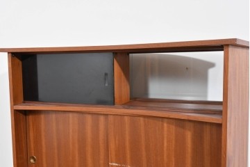 イギリスヴィンテージ　激レア　Hunters of Derby(ハンターズ オブ ダービー)　チーク材　希少な湾曲デザインがお洒落な両面使いのカクテルキャビネット　(R-085267)