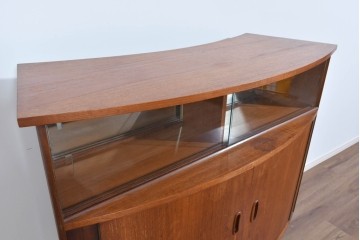 イギリスヴィンテージ　激レア　Hunters of Derby(ハンターズ オブ ダービー)　チーク材　希少な湾曲デザインがお洒落な両面使いのカクテルキャビネット　(R-085267)