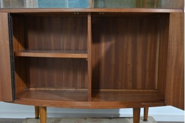 イギリスヴィンテージ　激レア　Hunters of Derby(ハンターズ オブ ダービー)　チーク材　希少な湾曲デザインがお洒落な両面使いのカクテルキャビネット　(R-085267)