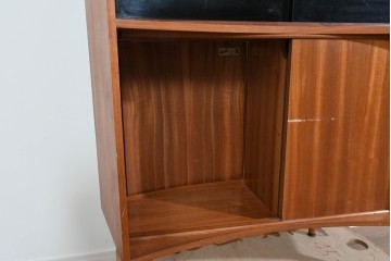 イギリスヴィンテージ　激レア　Hunters of Derby(ハンターズ オブ ダービー)　チーク材　希少な湾曲デザインがお洒落な両面使いのカクテルキャビネット　(R-085267)