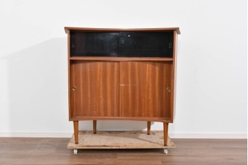 イギリスヴィンテージ　激レア　Hunters of Derby(ハンターズ オブ ダービー)　チーク材　希少な湾曲デザインがお洒落な両面使いのカクテルキャビネット　(R-085267)