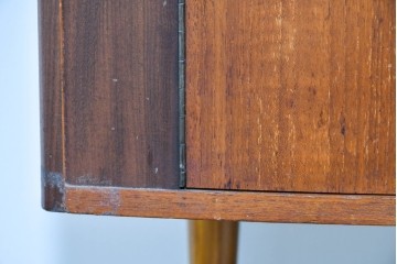 イギリスヴィンテージ　激レア　Hunters of Derby(ハンターズ オブ ダービー)　チーク材　希少な湾曲デザインがお洒落な両面使いのカクテルキャビネット　(R-085267)