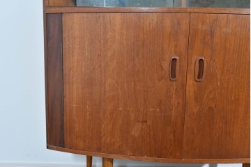 イギリスヴィンテージ　激レア　Hunters of Derby(ハンターズ オブ ダービー)　チーク材　希少な湾曲デザインがお洒落な両面使いのカクテルキャビネット　(R-085267)