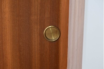 イギリスヴィンテージ　激レア　Hunters of Derby(ハンターズ オブ ダービー)　チーク材　希少な湾曲デザインがお洒落な両面使いのカクテルキャビネット　(R-085267)