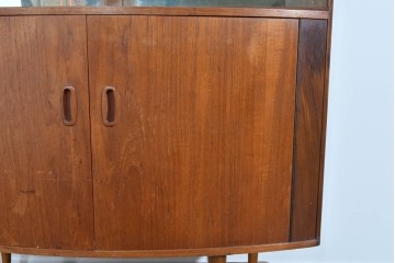 イギリスヴィンテージ　激レア　Hunters of Derby(ハンターズ オブ ダービー)　チーク材　希少な湾曲デザインがお洒落な両面使いのカクテルキャビネット　(R-085267)